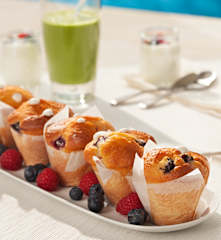 Muffin ai mirtilli e lamponi con crema di yogurt