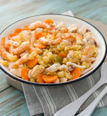 Ensalada de pasta con rúcula y frutos de mar