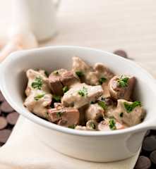 Bifinhos com molho de mostarda e cogumelos