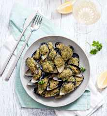 Omułki zapiekane z ziołową bułką tartą