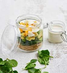 Salada em frasco de massa integral e molho de caju