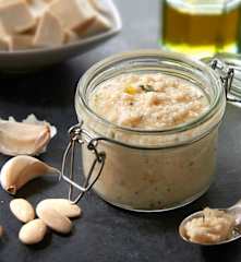 Pesto di mandorle e tofu (vegan)