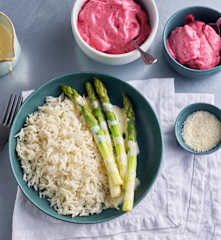 Menü: Spargel mit Käse-Reis, Zitronen-Hollandaise und Beerenschaum