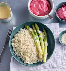 Menú: Espárragos verdes con arroz y sabayón de limón. Espuma de frutos rojos