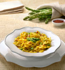 Farfalle con espárragos, panceta y azafrán