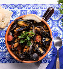 Cozze piccanti con ceci e pomodorini
