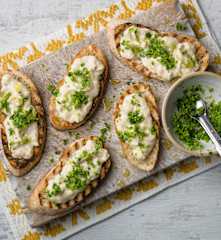 Bruschetta with White Bean Purée and Gremolata - Bruschetta con crema di fagioli bianchi e gremolata