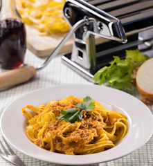 Tagliatelle al vino con ragù di pecora