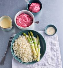 Szparagi, ryż z parmezanem i cytrynowym sosem zabajone; Jagodowa pianka