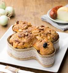 Colomba salata al salame piccante e formaggi