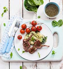 Kotlety jagnięce, purée ziemniaczane ze szpinakiem i sos miętowy