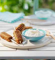 Cevapcici-Spieße aus Lammfleisch mit Fetadip