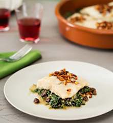 Bacalao a la catalana con pasas y piñones