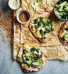 Piza de alho assado com brócolos e mozarela