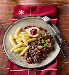 Hirschragout mit Preiselbeer-Birnen und Schupfnudeln