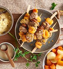 Mini-brochettes d'agneau aux fruits secs et semoule vapeur