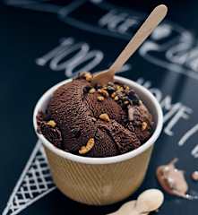 Kaffeeeis mit Mokkabohnen und Amarettini