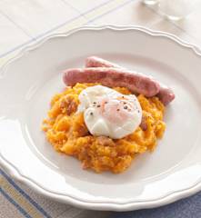 Calabaza en ajillo con salchichas y huevo poché para dos