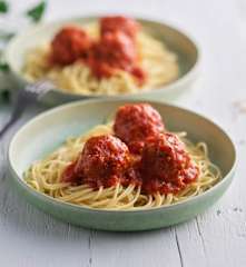 Espaguetis y albóndigas con salsa de tomate