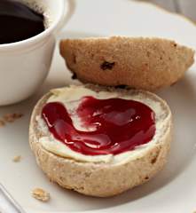 Brötchen mit Zimt und Rosinen