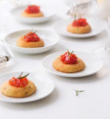 Galletas de queso con chutney de pimientos al whisky