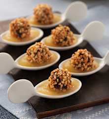 Bombones de morcilla con puré de manzana