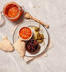 Peperonata mit Pinienkernen und Kapern