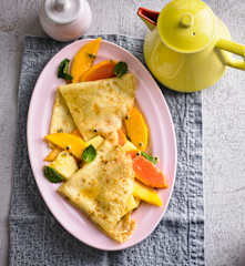 Kokos-Crêpes mit Asia-Obstsalat