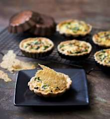 Caramelised fennel and ricotta tarts with Parmesan crisps