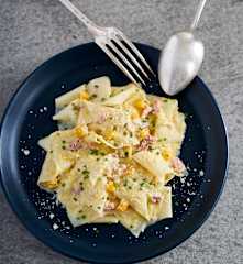 Pappardelle com bacon e alho-francês