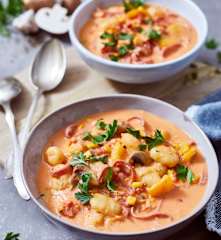 Cremig-bunter Gnocchitopf mit Salamistreifen