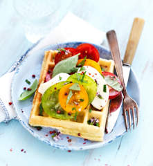 Gaufres parmesan-basilic, tomate et mozzarella