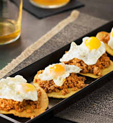 Tortos de maíz al horno con picadillo y huevos de codorniz