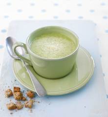 Sopa fria de curgete e parmesão