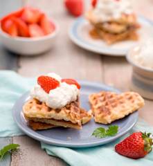 Gofry belgijskie z bitą śmietaną i truskawkami