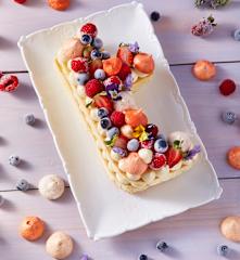 Pastel de celebración con letras o numeros