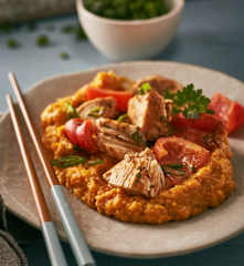 Erdnuss-Paprika-Hähnchen zu Süßkartoffelstampf