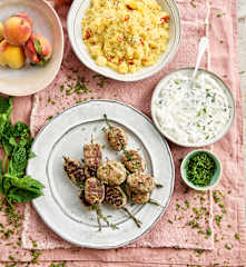 Kofta de borrego com cuscuz de pêssego e molho tzatziki