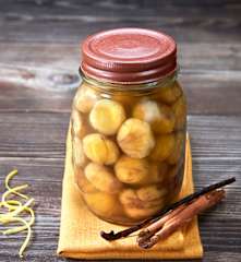 Castañas en almíbar