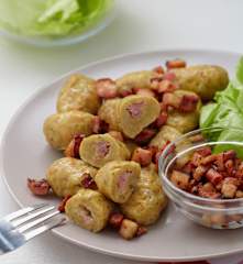 Knedlíčky se salámovou náplní