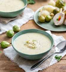 Zupa jarzynowa, roladki drobiowe i warzywa na parze