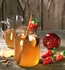 Korzenny napar z zielonej herbaty z owocami