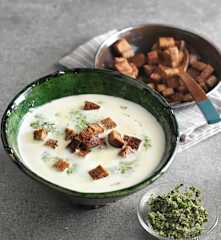 Almkäsesuppe mit Kräutern und geröstetem Brot
