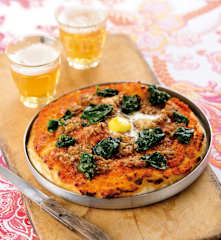 Piza de alheira, espinafres e ovos de codorniz