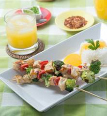 Brochetas de pollo con arroz y salsa de mango