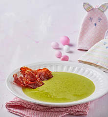 Crema di piselli con chips di prosciutto crudo