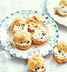 Gougères au comté, craquelin et crème truffée