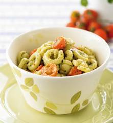 Massa com tomate-cereja e pesto de coentros e avelã