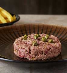 Bife tártaro com emulsão de mostarda