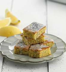 Bolo de milho com limão e sementes de papoila